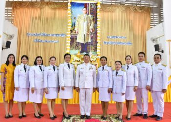 ร่วมพิธีสวดพระพุทธมนต์และพิธีทำบุญตักบาตรถวายพระราชกุศล และพิธีวางพวงมาลาน้อมรำลึกในพระมหากรุณาธิคุณของพระบาทสมเด็จพระบรมชนกาธิเบศร มหาภูมิพลอดุลยเดชมหาราช บรมนาถบพิตร เนื่องในวันนวมินทรมหาราช
