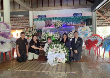 ร่วมวางพวงหรีดแสดงความอาลัย คุณพ่อจรูณ รอดกลาง ผู้วายชนม์ ซึ่งเป็นพ่อตาของนายเดชา สว่างศรี ศึกษานิเทศก์