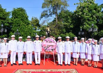 สพป.นครราชสีมา เขต 6 ร่วมพิธีวางพวงมาลาถวายราชสักการะพระบรมราชานุสาวรีย์พระบาทสมเด็จพระจุลจอมเกล้าเจ้าอยู่หัว “วันปิยมหาราช”