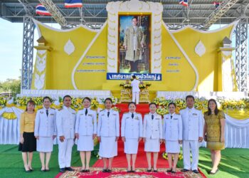 ร่วมพิธีเจริญพระพุทธมนต์ และทำบุญตักบาตรถวายพระราชกุศล เนื่องในวันคล้ายวันพระบรมราชสมภพ พระบาทสมเด็จพระบรมชนกาธิเบศร มหาภูมิพลอดุลยเดชมหาราช บรมนาถบพิตร วันชาติ และวันพ่อแห่งชาติ และพิธีวางพานพุ่มดอกไม้ถวายบังคมฯ