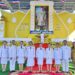 ร่วมพิธีเจริญพระพุทธมนต์ และทำบุญตักบาตรถวายพระราชกุศล เนื่องในวันคล้ายวันพระบรมราชสมภพ พระบาทสมเด็จพระบรมชนกาธิเบศร มหาภูมิพลอดุลยเดชมหาราช บรมนาถบพิตร วันชาติ และวันพ่อแห่งชาติ และพิธีวางพานพุ่มดอกไม้ถวายบังคมฯ