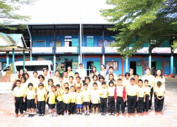 ตรวจเยี่ยมให้กำลังใจผู้บริหารสถานศึกษา ครู และนักเรียน ณ โรงเรียนบ้านมะค่า