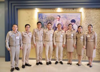 เข้าเฝ้าทูลละอองพระบาท สมเด็จพระกนิษฐาธิราชเจ้า กรมสมเด็จพระเทพรัตนราชสุดา เจ้าฟ้ามหาจักรีสิรินทรม หาวชิราลงกรณวรราชภักดี สิริกิจการิณีพีรยพัฒน รัฐสีมาคุณากรปิยชาติ สยามบรมราชกุมารี