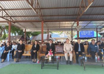 ประธานในงานฌาปนกิจศพ คุณพ่อสุรศักดิ์ ศรีปัจฉิม ผู้วายชนม์ บิดา นางสาววรรณภา ศรีปัจฉิม นักทรัพยากรบุคคล กลุ่มบริหารงานบุคคล