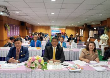 ประธานการรับฟังในการนำเสนอรายงานผลการปฏิบัติงานของข้าราชการครูและบุคลากรทางการศึกษา สายงานบริหารสถานศึกษา เพื่อรวบรวมข้อมูลผลการปฏิบัติงานในการประกอบการประเมินผลการปฏิบัติงาน ตำแหน่ง ผู้บริหารสถานศึกษา ของอำเภอคง ในการประเมินรอบที่ 1 (1 ตุลาคม 2567 – 31 มีนาคม 2568)