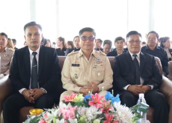ประธานในงานพิธีฌาปนกิจศพ คุณพ่อกลม หงษ์ไธสง ผู้วายชนม์ บิดา นางเกษณีย์ แสนตรี ผู้อำนวยการโรงเรียนบ้านหนองคอม