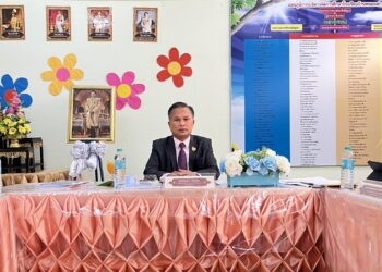 ประธานการรับฟังในการนำเสนอรายงานผลการปฏิบัติงานของข้าราชการครูและบุคลากรทางการศึกษา สายงานบริหารสถานศึกษา เพื่อรวบรวมข้อมูลผลการปฏิบัติงานในการประกอบการประเมินผลการปฏิบัติงาน ตำแหน่ง ผู้บริหารสถานศึกษา ของอำเภอแก้งสนามนาง ในการประเมินรอบที่ 1 (1 ตุลาคม 2567 – 31 มีนาคม 2568)