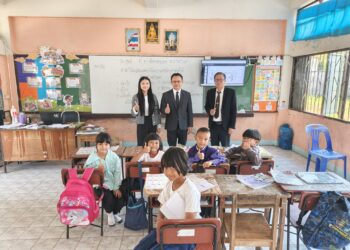 ตรวจเยี่ยมโรงเรียนเพื่อให้กำลังใจแก่ผู้บริหารสถานศึกษา ครู และนักเรียน