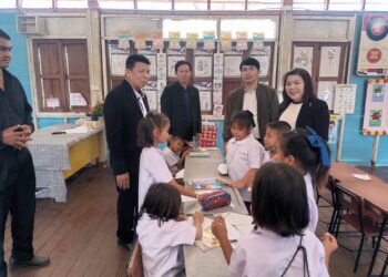 รอง ผอ.สพป.นครราชสีมา เขต 6 ตรวจเยี่ยมสนามสอบการประเมินความสามารถด้านการอ่านของผู้เรียน (RT) ชั้นประถมศึกษาปีที่ 1 ปีการศึกษา 2568