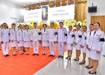 สพป.นครราชสีมา เขต 6 เข้าร่วมพิธีสวดพระพุทธมนต์ และทำบุญตักบาตรถวายพระราชกุศล และพิธีวางพวงมาลา การจัดกิจกรรมเนื่องในวันนวมินทรมหาราช 13 ตุลาคม 2569